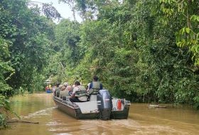 Borneo Sandakan jungle boot met toeristen